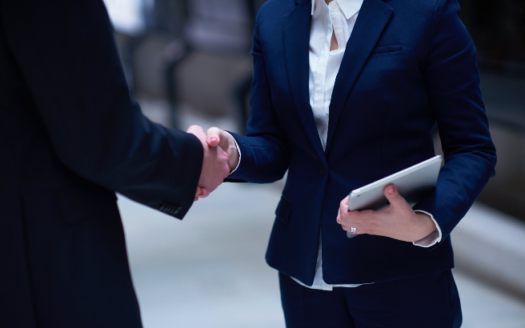 parduoti ar pirkti per brokerius